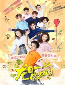 坐在酒吧里吃蛋糕